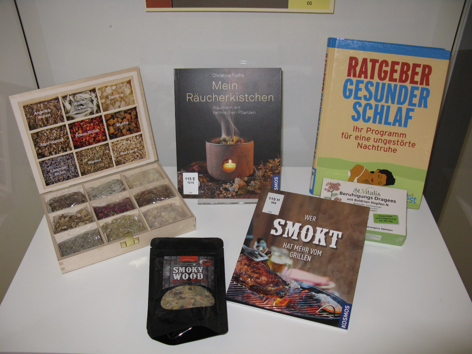 Ausgestellt ist eine Auswahl an Pflichtexemplaren rund um das Thema Rauch.
