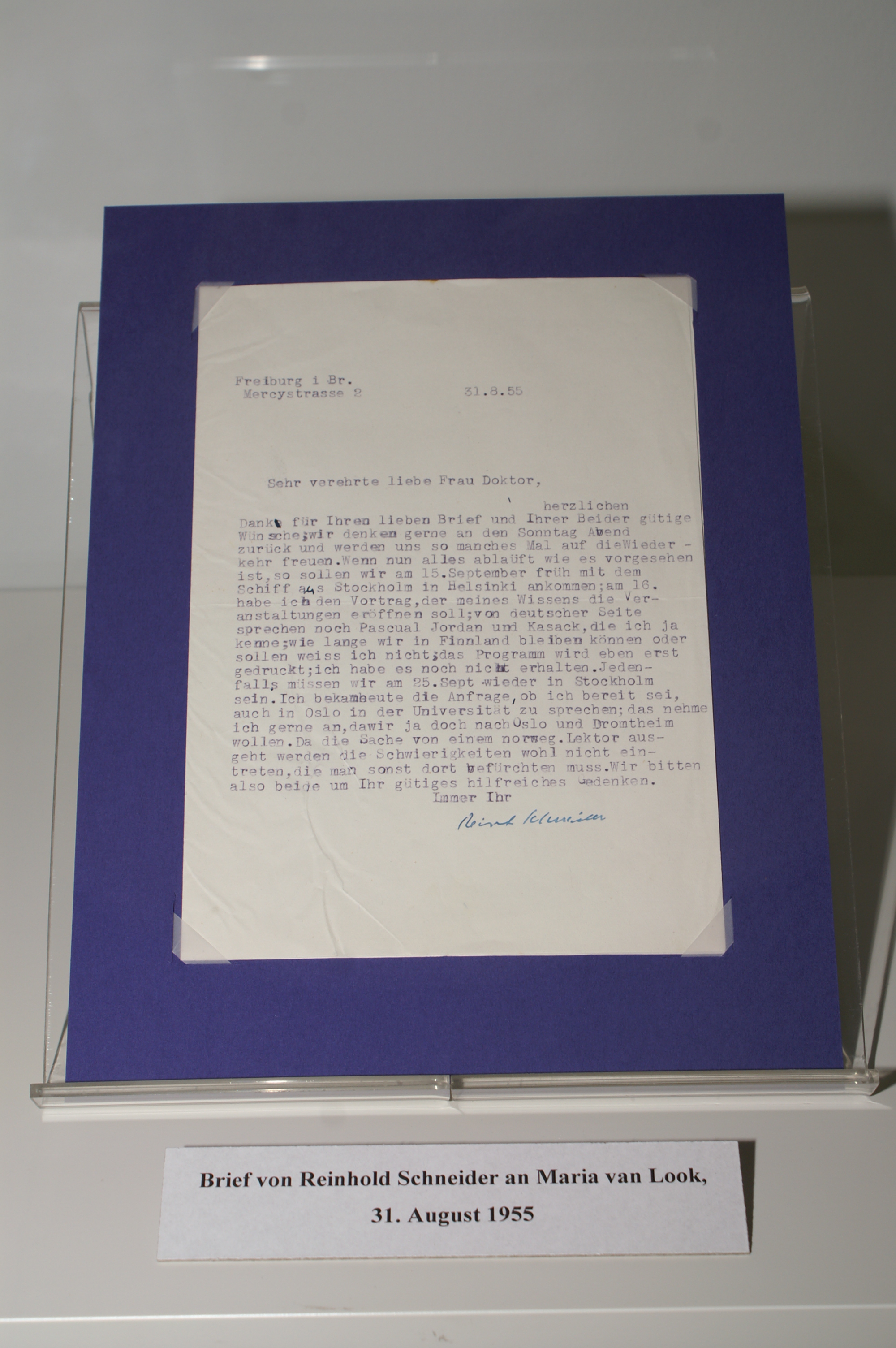Brief von Reinhold Schneider aufgezogen auf blauer Pappe.