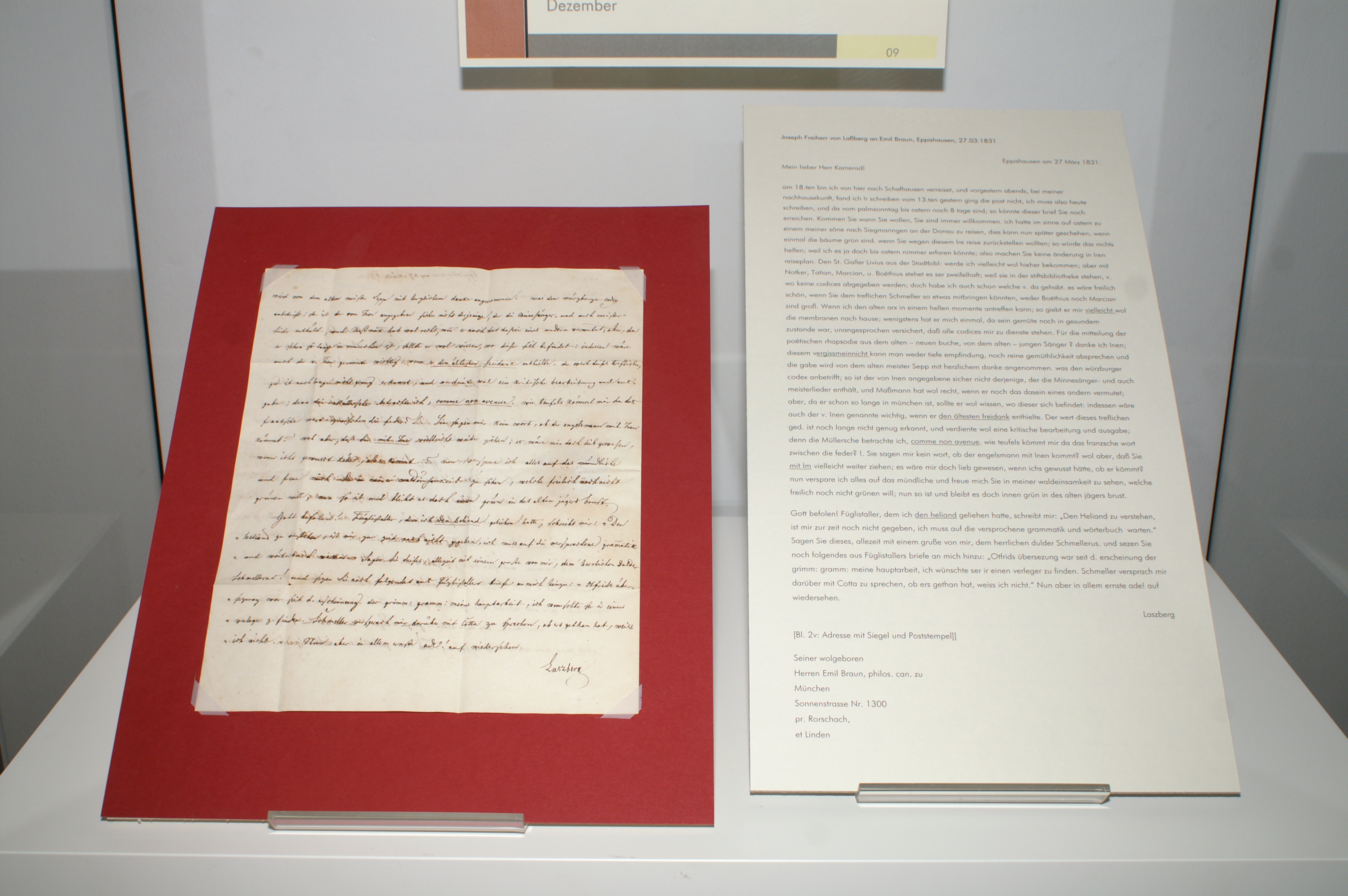 Ausgestellt ist der Brief von Joseph Freihere von Laßberg an Emil Braun, daneben ein Transkript des Briefs.