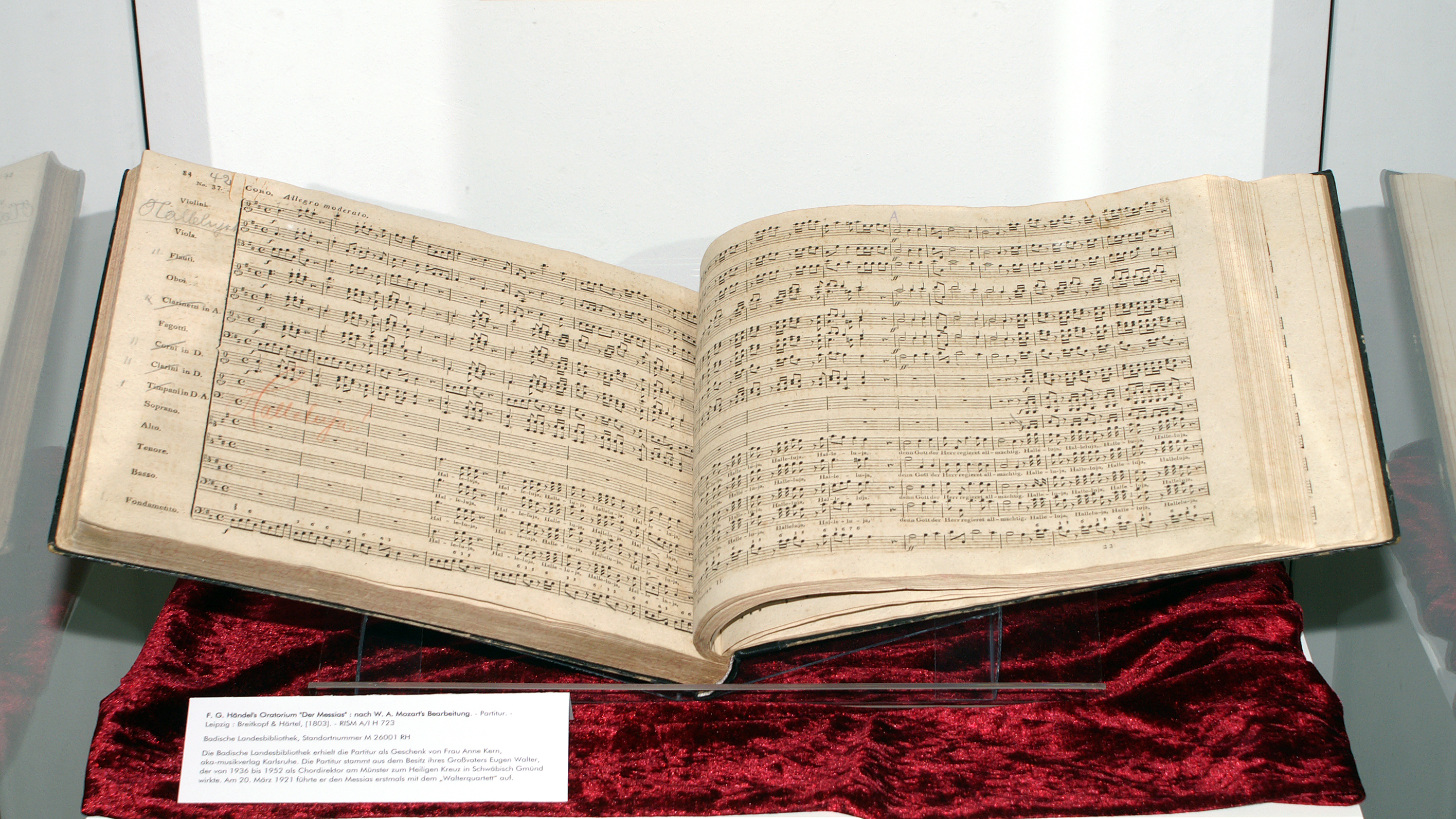 Aufgeschlagen ist Händel's Oratorium auf rotem Samt.