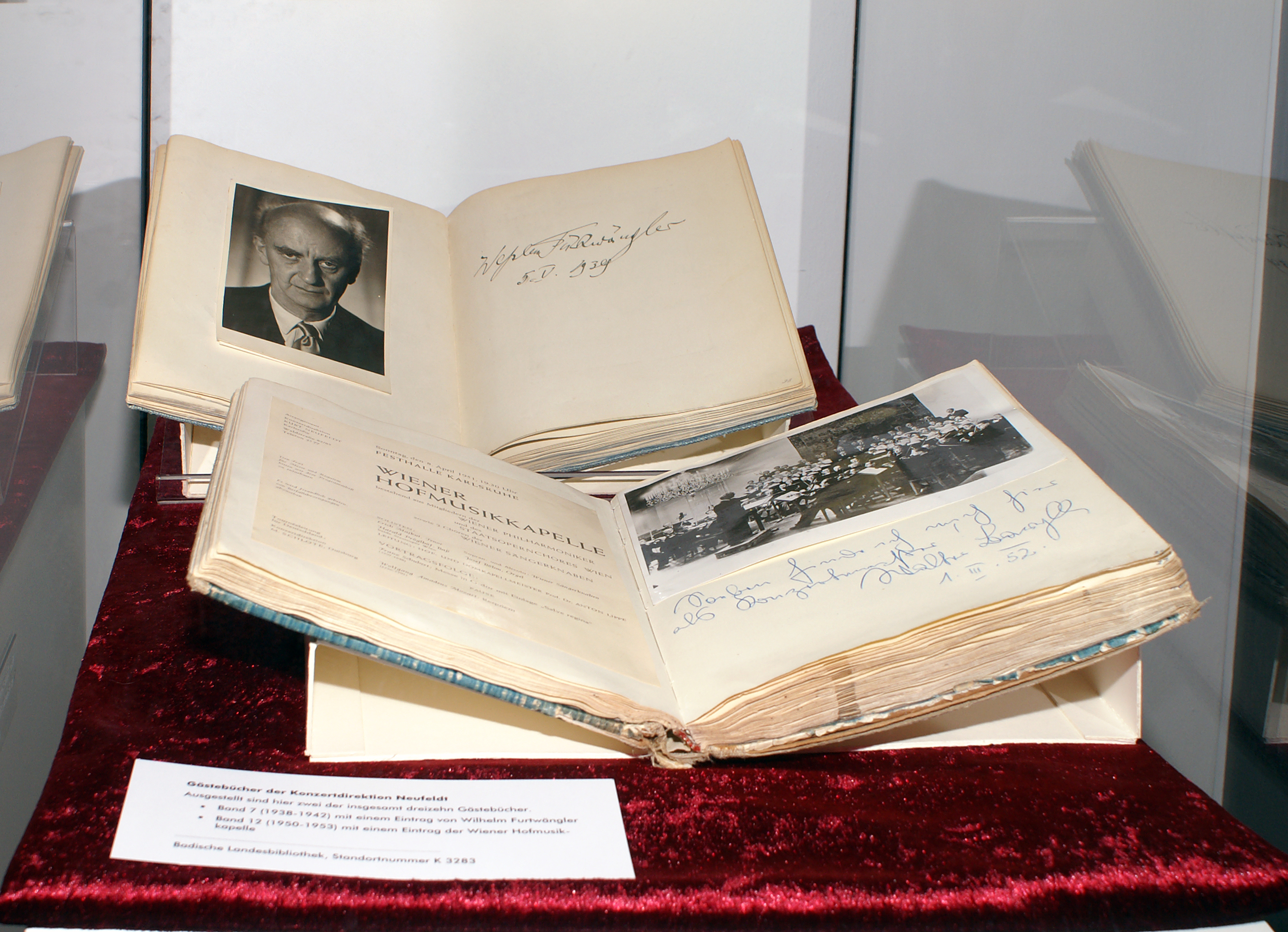 Ausgestellt in einer Vitrine sind zwei Gästebücher jeweils mit einem Eintrag von Wilhelm Furtwängler und einem Eintrag der Wiener Hofmusikkapelle, beidem ist ein Porträt bzw. Gruppenbild in schwarz-weiß beigelegt.