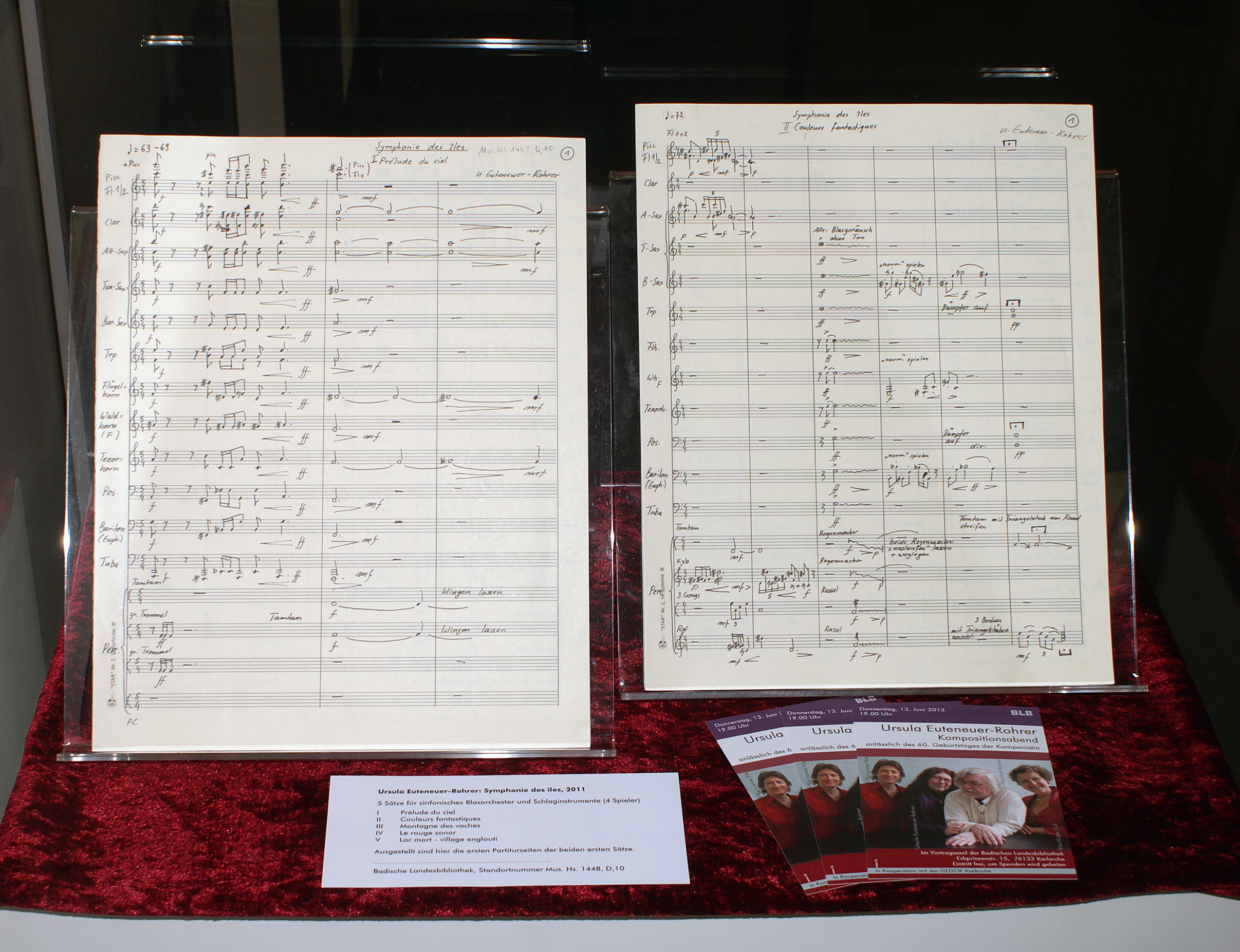 Ausgestellt sind die ersten Partiturseiten der ersten beiden Sätze von Euteneuer-Rohrer, sowie ein paar Flyer zu einem Konzert.