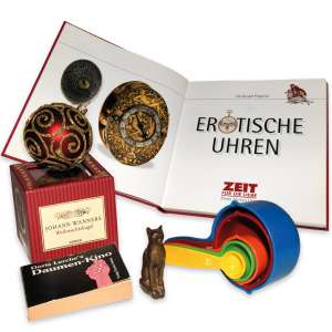 Ein Daumenkino, eine kleine Bronzekatze, bunte Kunststofflöffel, Weihnachtskugel und ein Buch über erotische Uhren zusammen arrangiert.