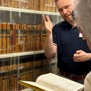 Die Protokolle der Ständeversammlung werden im Lesesaal der Badischen Landesbibliothek bei einer Führung gezeigt.