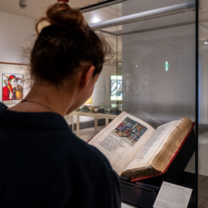 Ausstellungsraum (Vitrine): „Narrenfreiheit!? Eine kleine Geschichte des Regelbruchs“ 