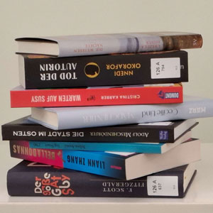 Ein Stapel Bücher repräsentiert die interaktive Lesung.