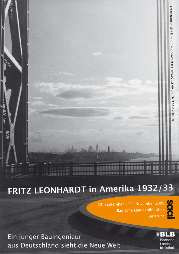 Das Plakat zeigt eine Schwarz-Weiß-Fotografie einer Stadt am Wasser. Mutmaßlich New York. Das Foto wurde von einer Brücke, oder einem Turm aufgenommen. Am linken Bildrand ist ein genietete Pfeilerkonstruktion erkennbar. 