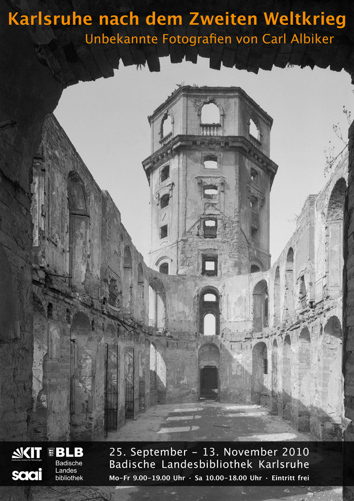 Zu sehen ist eine Schwarz-Weiß-Fotografie, welche eine zerstörte Ruine zeigt.  