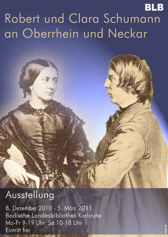 Zu sehen ist eine Fotomontage aus Portraits von Clara und Robert Schumann auf bau-weißem Grund. Weiterhin sind Textinformationen zur Ausstellung zu sehen.  