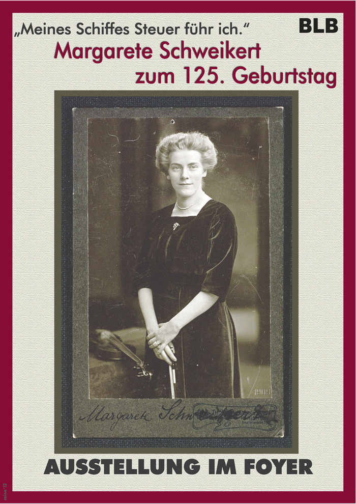 Das Plakat zeigt eine historische Fotografie von Margarete Schweigert, die im Halbportrait mit einem Geiegenbogen in der Hand zu sehen ist. Neben ihr liegt eine Geige auf einem kleinen Tisch. Ergänzt wird das Bildmotiv durch Textangaben zur Ausstellung. 