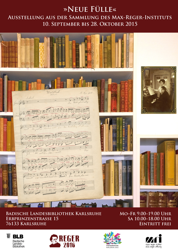 Das Plakat zeigt ein Notenblatt. Im Hintergrund ist ein Bücherregal mit historischen Bänden zu sehen. Weiterhin auch eine kleine Fotografie eines Klavierspielers und einer neben ihm stehenden Frau. 