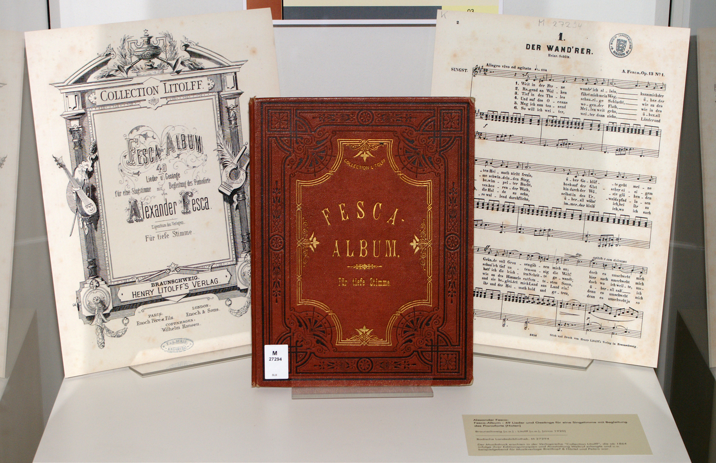 Ausgestellt ist das Fesca-Album mit rotem prunkvollem Einband von 1920, sowie das Titelblatt und ein Notenblatt zu "Der Wand'rer." von 1864.