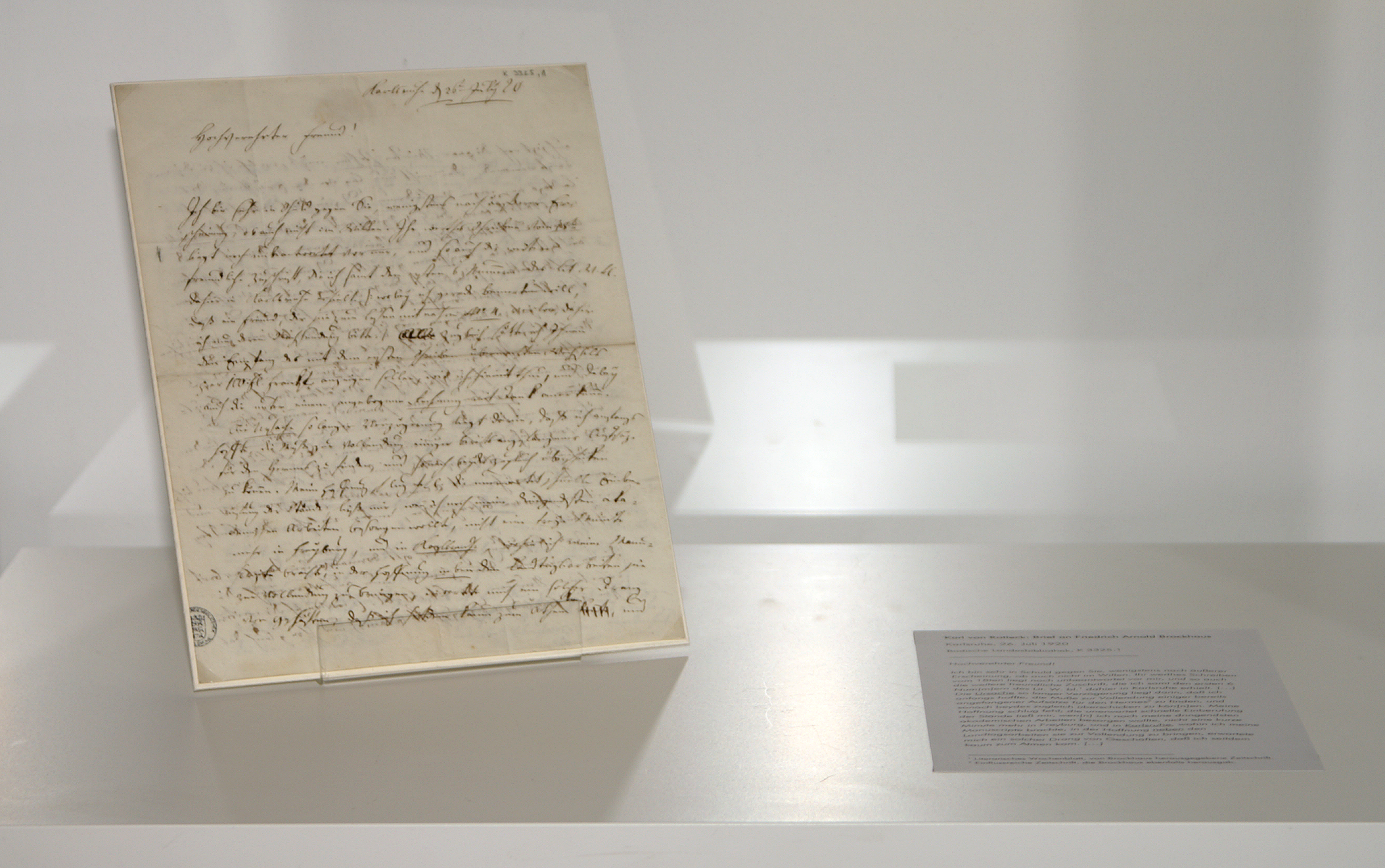 Ausstellungsansicht eines Brief von Karl von Rotteck an Friedrich Arnold Brockhaus.