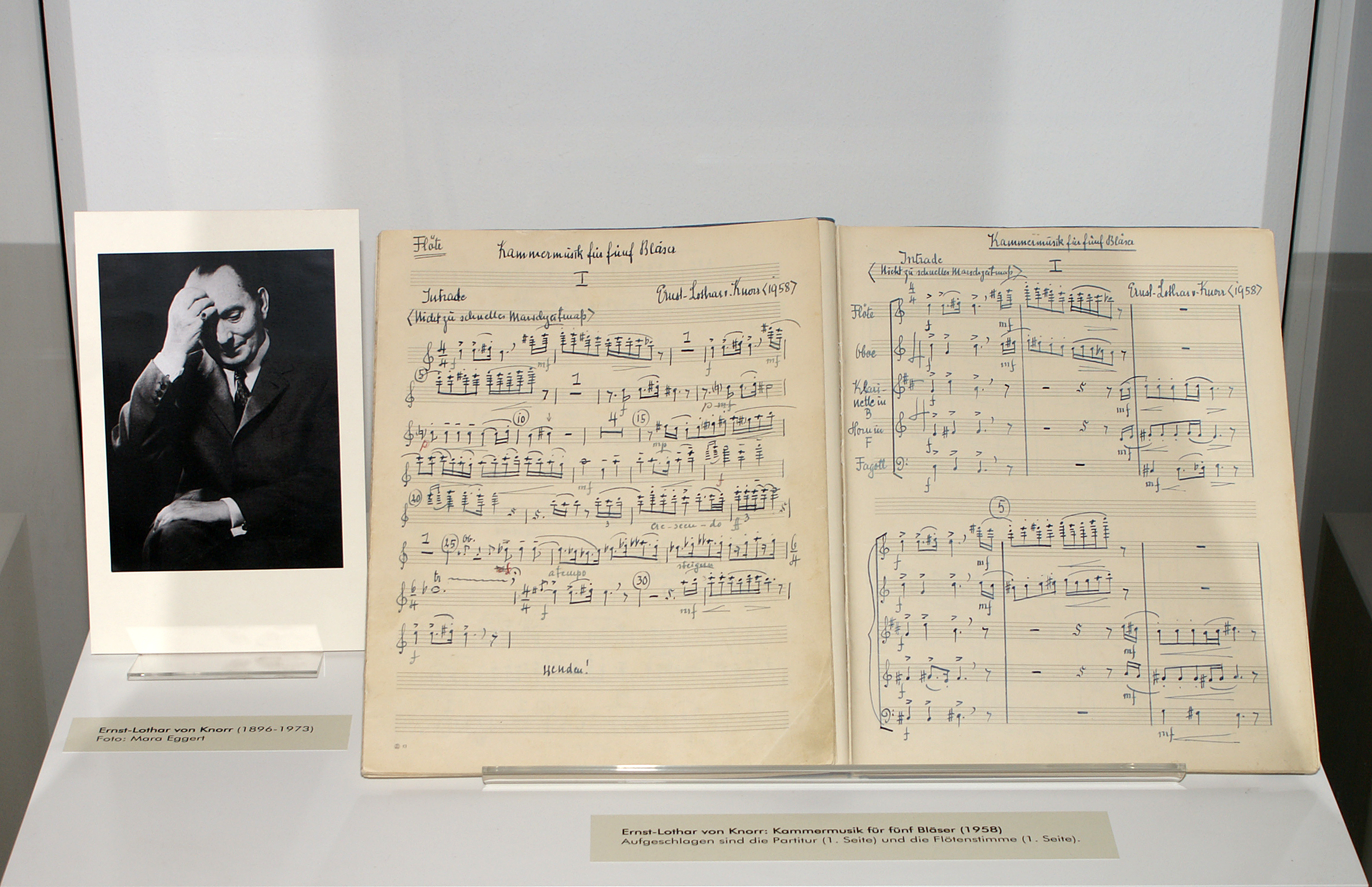 Abgebildet sind ein Porträt von Knorr, geschossen von Mara Eggert und das Notenheft "Kammermusik für fünf Bläser", aufgeschlagen sind die Partitur (1. Seite) und die Flötenstimme (1. Seite).