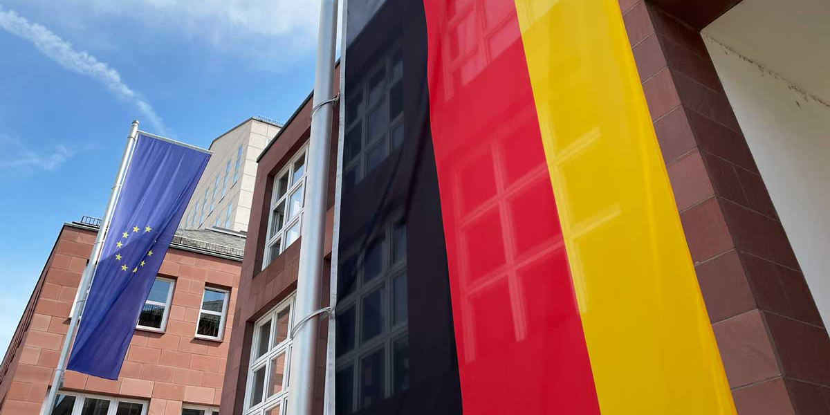 Das Foto zeigt die Beflaggung der Badischen Landesbibliothek zum Tag der Deutschen Einheit.